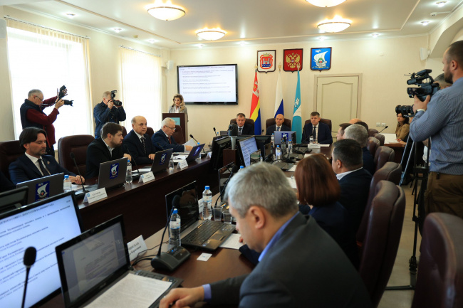 Председатель Избирательной комиссии Калининградской области открыла первое заседание городского Совета депутатов Калининграда 